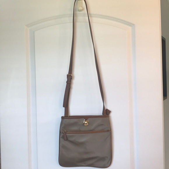Michael Kors Handbags - Medium sized Micheal Kors crossbody purse.